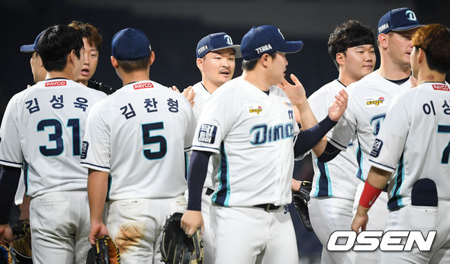 경기종료 후 NC 선수들이 승리의 기쁨을 나누고 있다. / soul1014@osen.co.kr