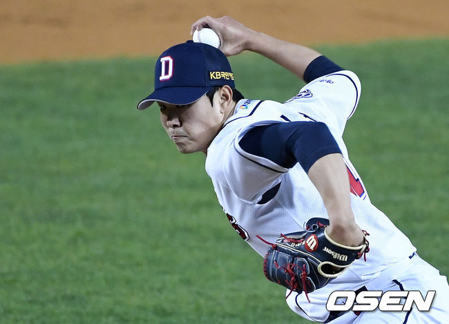 25일 오후 서울 잠실야구장에서 두산 베어스와 KT 위즈의 연습경기가 열렸다.7회초 무사에서 두산 최원준이 역투하고 있다. /sunday@osen.co.kr