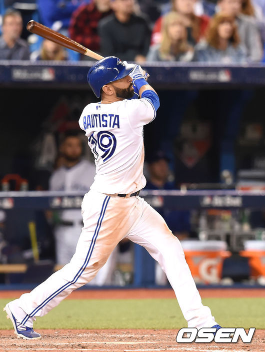 6회말 무사 토론토 바티스타가 솔로 홈런을 때리고 있다. / youngrae@osen.co.kr