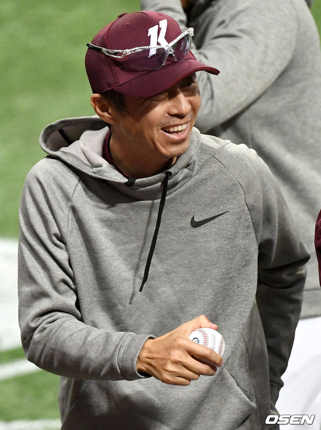 감독 부임 후 연습경기 첫 승을 거둔 키움 손혁 감독이 기념구를 들고 환하게 미소짓고 있다. /dreamer@osen.co.kr