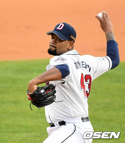 25일 오후 서울 잠실야구장에서 두산 베어스와 KT 위즈의 연습경기가 열렸다.1회초 무사에서 두산 선발투수 알칸타라가 역투하고 있다. /sunday@osen.co.kr