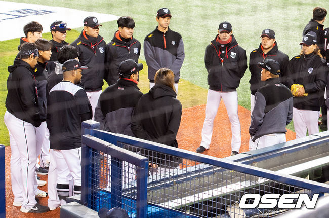 두산 베어스의 필승조가 무실점으로 점검을 마쳤다.두산은 25일 서울 잠실구장에서 치른 KT 위즈와의 연습경기에서 8-1로 승리했다.경기 종료 후 KT 선수들이 미팅을 갖고 있다. /cej@osen.co.kr