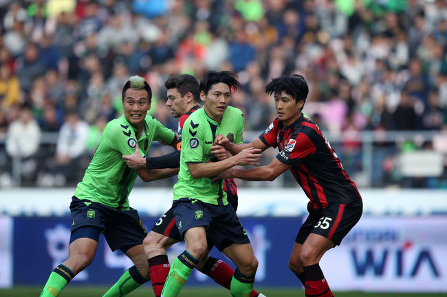 전주월드컵경기장/ K리그 클래식/ 전북현대모터스 vs FC서울/ 코너킥상황/ 전북 김신욱, 김형일, 서울 오스마르, 곽태휘/ 사진 곽동혁