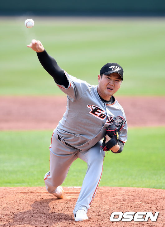 김진영이 역투하고 있다. /sunday@osen.co.kr