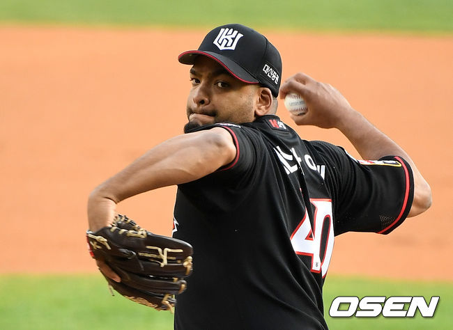 25일 오후 서울 잠실야구장에서 두산 베어스와 KT 위즈의 연습경기가 열렸다.1회말 무사에서 KT 선발투수 데스파이네가 역투하고 있다. /sunday@osen.co.kr