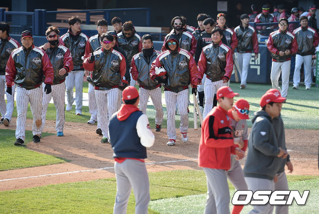 LG 선수들이 SK와 연습경기 종료 후 그라운드로 향하고 있다. /cej@osen.co.kr