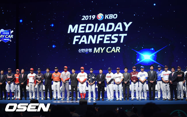 21일 오후 서울 강남구 삼성동 코엑스 오디토리움서 진행된  '2019 KBO리그' 미디어데이 행사에서 단체 포토타임이 진행되고 있다./ rumi@osen.co.kr