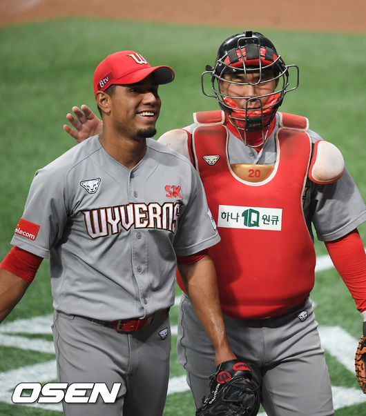 4회말 이닝종료 후 핀토와 이재원이 이야기 나누며 더그아웃으로 들어가고 있다 ./   soul1014@osen.co.kr