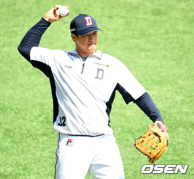 두산 김재환이 캐치볼로 몸을 풀고 있다. /dreamer@osen.co.kr