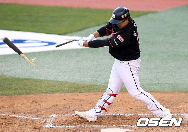 4회초 KT 선두타자 강백호가 타격하던 중 배트가 부러지고 있다. /cej@osen.co.kr