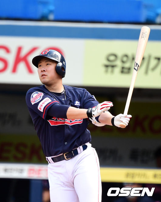 2회초 2사 2,3루에서 롯데 안치홍이 스리런포를 날리고 있다. /jpnews@osen.co.kr