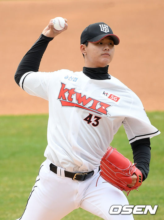 1회초 백팀 선발 KT 김민이 힘차게 공을 뿌리고 있다. /rumi@osen.co.kr