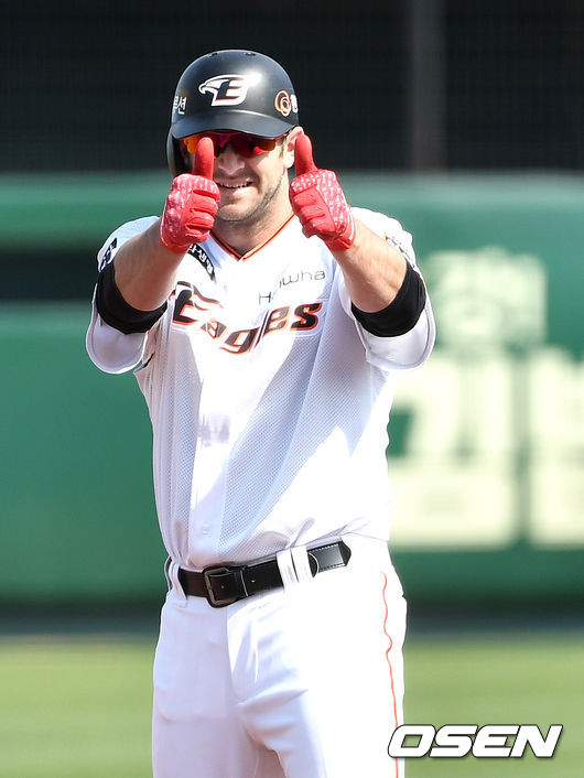 한화 호잉이 2루타를 날리고 세리머니를 하고 있다. / dreamer@osen.co.kr