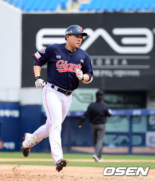 27일 오후 대구삼성라이온즈파크에서 삼성 라이온즈와 롯데 자이언츠의 연습경기가 열렸다.2회초 2사 2,3루에서 롯데 안치홍이 스리런포를 날리고 그라운드를 돌고 있다. /jpnews@osen.co.kr