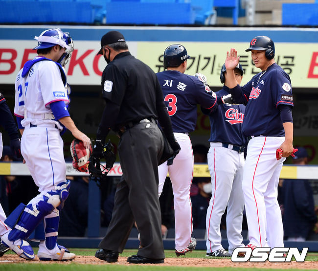 27일 오후 대구삼성라이온즈파크에서 삼성 라이온즈와 롯데 자이언츠의 연습경기가 열렸다.2회초 2사 2,3루에서 롯데 안치홍이 스리런포를 날리고 이대호의 축하를 받고 있다. /jpnews@osen.co.kr