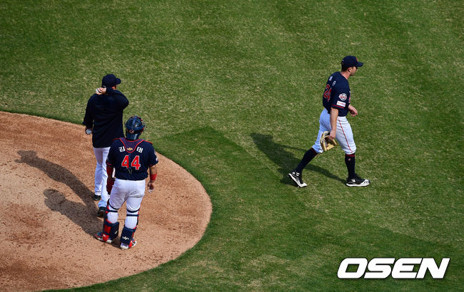 27일 오후 대구삼성라이온즈파크에서 삼성 라이온즈와 롯데 자이언츠의 연습경기가 열렸다.6회말 롯데 샘슨이 강판당하고 있다. /jpnews@osen.co.kr