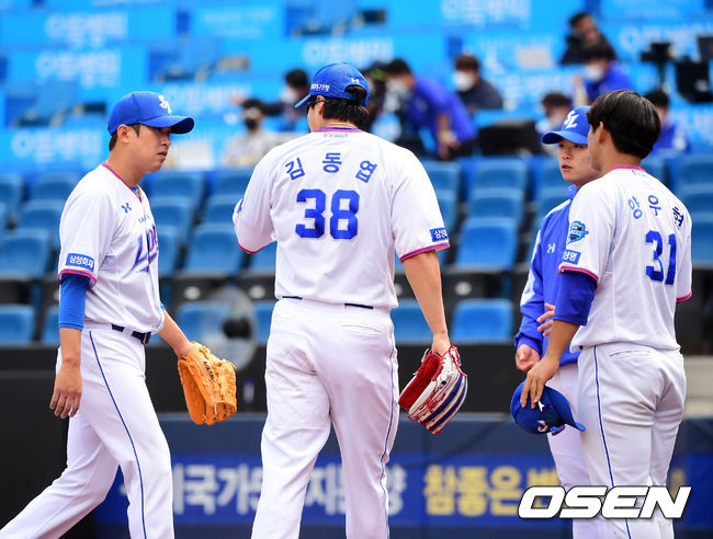 27일 오후 대구삼성라이온즈파크에서 삼성 라이온즈와 롯데 자이언츠의 연습경기가 열렸다.2회초 수비를 마치고 삼성 김동엽이 윤성환에 실책으로 인한 미안함을 표시하고 있다. /jpnews@osen.co.kr