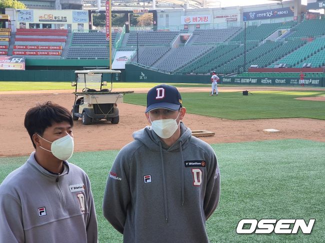 두산 플렉센이 경기 후 인터뷰하고 있다.  / orange@co.kr  