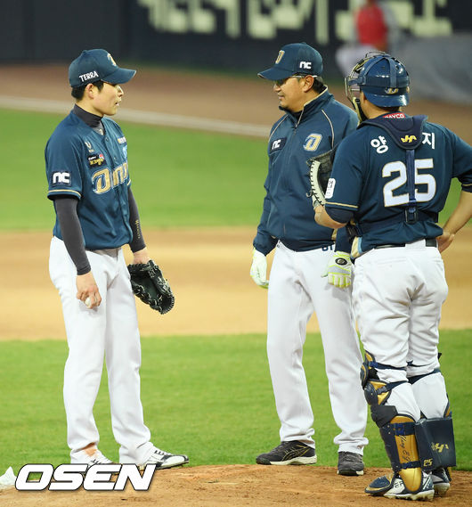 27일 오후 광주 기아 챔피언스필드에서 KIA 타이거즈와 NC 다이노스의 연습경기가 열렸다. 4회말 무사 주자 1루 KIA 최정용이 번트 안타를 맞은 NC 선발 이재학이 손민한 코치와 얘기를 나누고 있다. /rumi@osen.co.kr