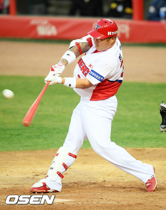 	27일 오후 광주 기아 챔피언스필드에서 KIA 타이거즈와 NC 다이노스의 연습경기가 열렸다.  3회말 1사 주자 만루 KIA 최형우가 중견수 희생플라이로 1타점을 올리고 있다. /rumi@osen.co.kr