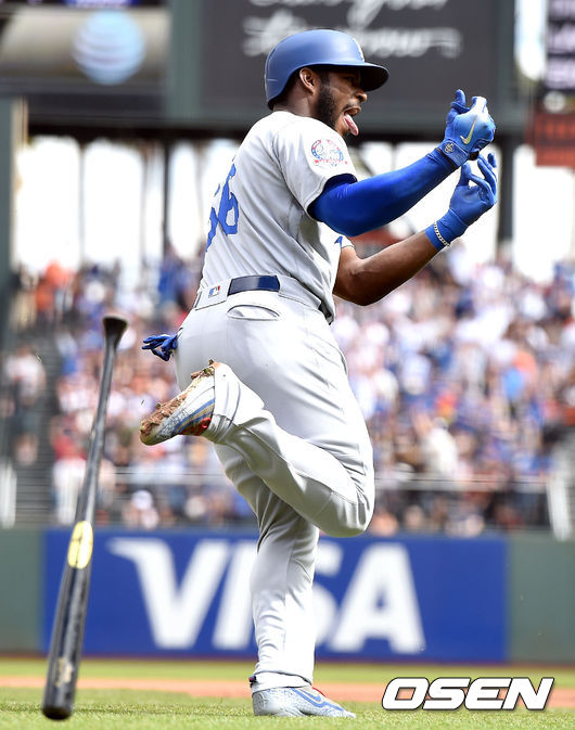 야시엘 푸이그가 달아나는 솔로포를 날리고 그라운드를 돌며 기뻐하고 있다. /dreamer@osen.co.kr