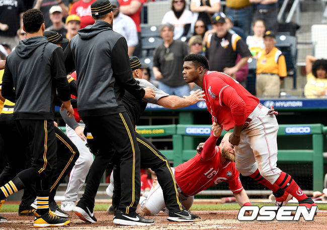 신시내티 푸이그가 동료들의 만류를 뿌리치며 피츠버그 선수단을 향하고 있다. /dreamer@osen.co.kr