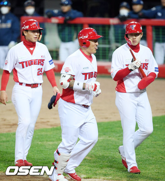27일 오후 광주 기아 챔피언스필드에서 KIA 타이거즈와 NC 다이노스의 연습경기가 열렸다.
4회말 2사 주자 2,3 루 KIA 최형우가 역전 우월 스리런 홈런을 날린 후 주자들과 함께 홈을 밟고 있다. /rumi@osen.co.kr