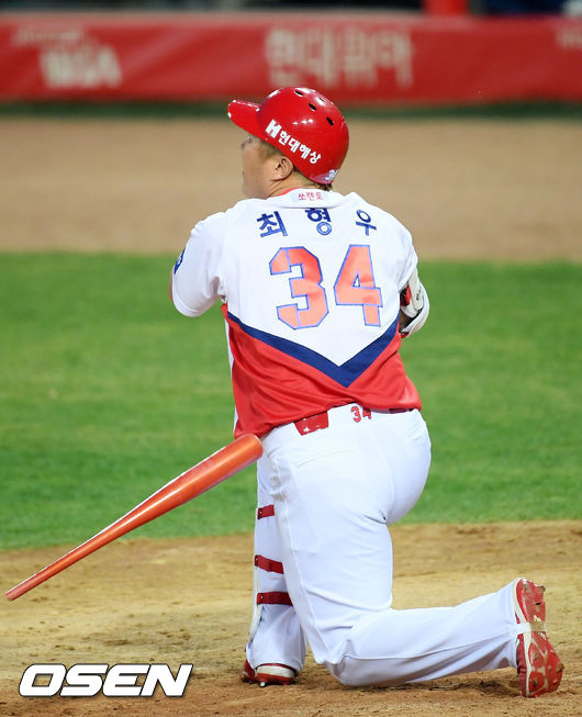 	27일 오후 광주 기아 챔피언스필드에서 KIA 타이거즈와 NC 다이노스의 연습경기가 열렸다.  4회말 2사 주자 2,3 루 KIA 최형우가 배트가 부러지며 역전 우월 스리런 홈런을 날리고 있다. /rumi@osen.co.kr