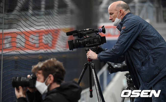 독일 국영 TV가 키움 선수들의 훈련을 취재하고 있다./   soul1014@osen.co.kr