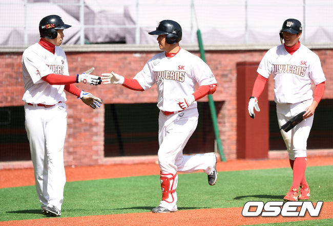SK 최정이 역전 스리런포를 날리고 홈을 밟은 뒤 고종욱과 인사를 나누고 있다. / dreamer@osen.co.kr