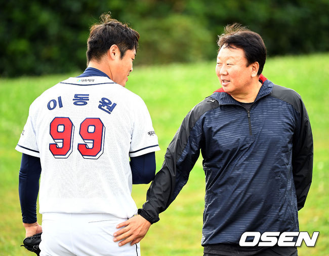 두산 캠프를 방문한 선동렬 전 감독이 이동원의 엉덩이를 치며 격려하고 있다. /spjj@osen.co.kr