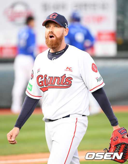  3회말 2사 주자 만루 삼성 구자욱의 타구때 롯데 좌익수 전준우가 다이빙캐치에 성공하자 스트레일리가 기뻐하며 덕아웃으로 향하고 있다. / rumi@osen.co.kr