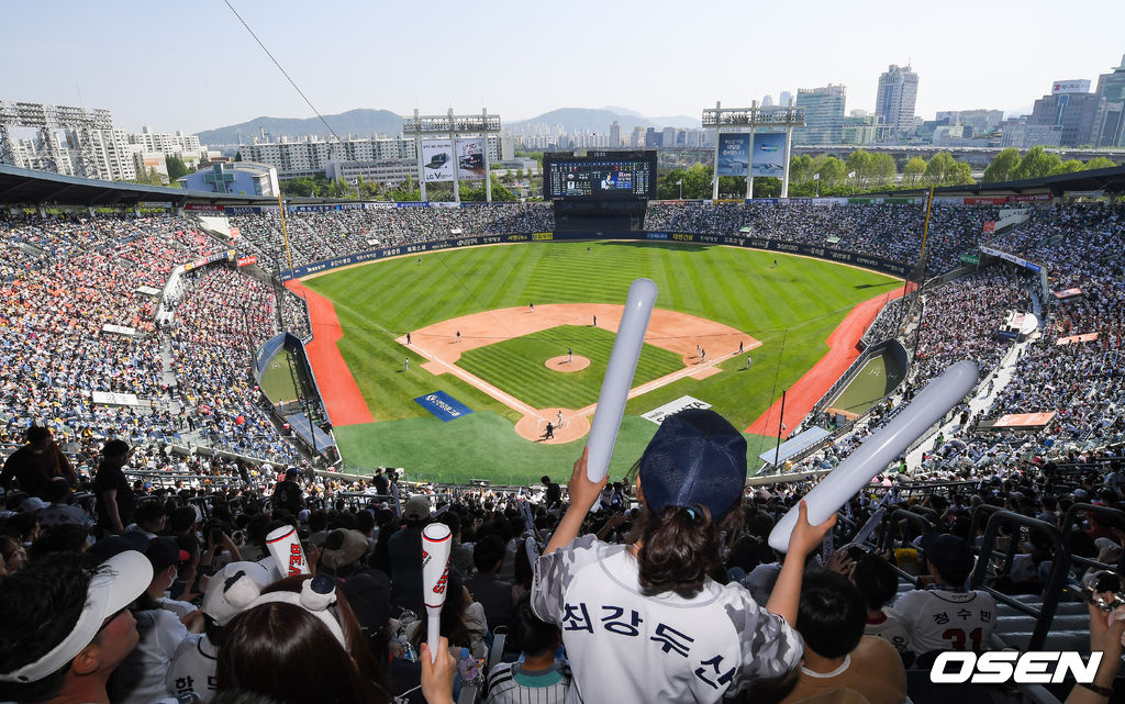 만원관중이 가득찬 가운데 경기가 진행되고 있다. /  soul1014@osen.co.kr