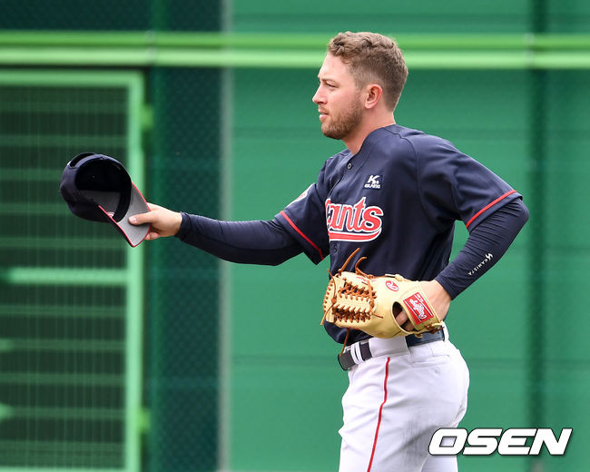 이날 경기는 원정팀이 6-1로 승리를 거뒀다.원정팀 선발 롯데 샘슨이 그라운드로 들어서며 모자를 벗어 인사하고 있다. / dreamer@osen.co.kr