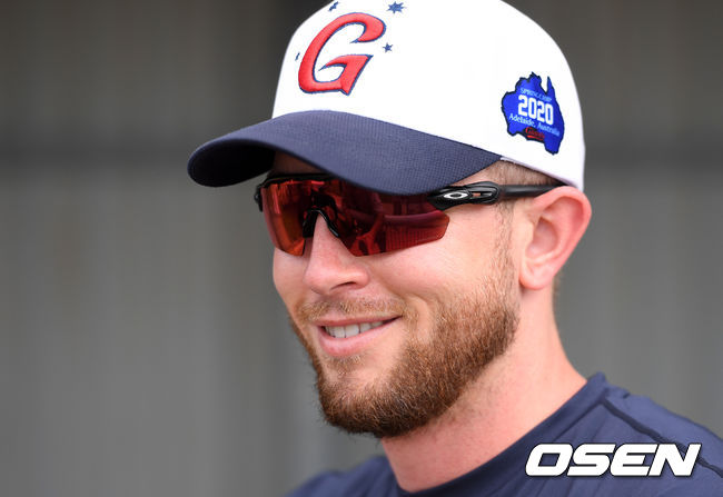 롯데 더그아웃에서 샘슨이 미소를 짓고 있다. /sunday@osen.co.kr