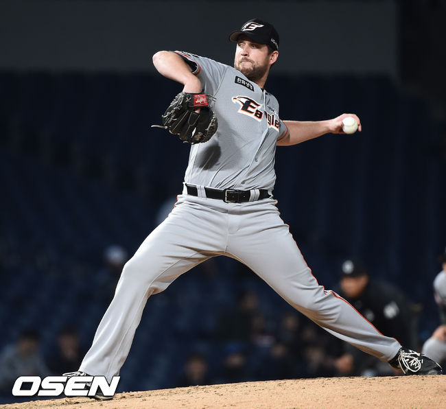한화 선발투수 채드 벨이 역투하고 있다./ soul1014@osen.co.kr