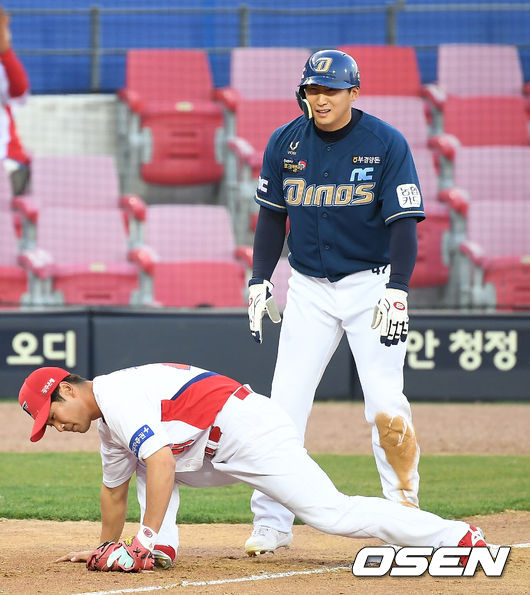 3회초 1사 1,2루 NC 나성범이 폭투를 틈타 3루까지 진루하고 있다. /youngrae@osen.co.kr 