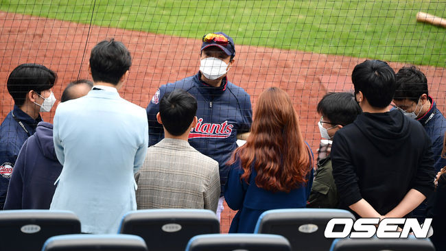 경기에 앞서 롯데 허문회 감독이 취재진과 인터뷰를 하고 있다. /jpnews@osen.co.kr