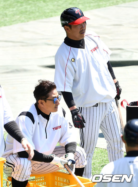LG 박용택과 정근우가 타격 훈련을 준비하고 있다. /dreamer@osen.co.kr