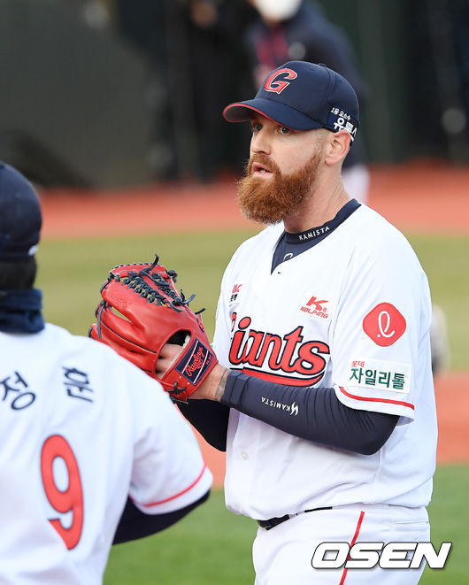  1회초를 마치고 롯데 선발 스트레일리가 덕아웃으로 들어가며 박수를 치고 있다. / rumi@osen.co.kr