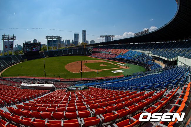24일 오후 서울 송파구 잠실야구장에서 LG 트윈스와 SK 와이번스가 연습경기를 가졌다.양팀 선수들이 관중 없는 야구장에서 연습 경기를 펼치고 있다. /cej@osen.co.kr