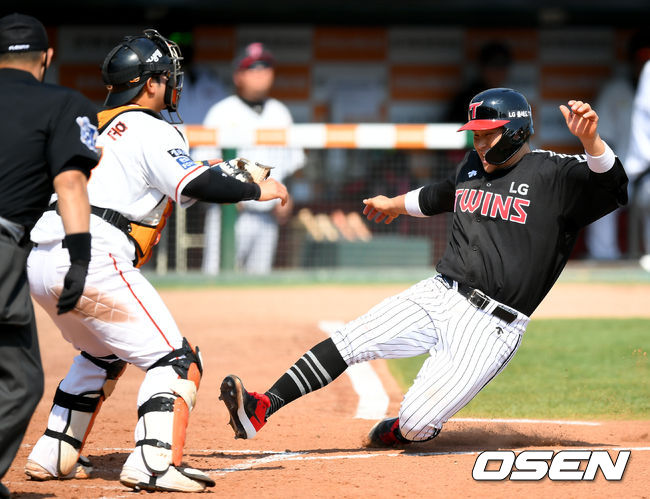 29일 오후 대전 한화생명이글스파크에서 한화 이글스와 LG 트윈스의 연습경기가 열렸다.4회초 무사 상황, LG 이천웅의 희생플라이로 유강남이 홈인하고 있다./ksl0919@osen.co.kr