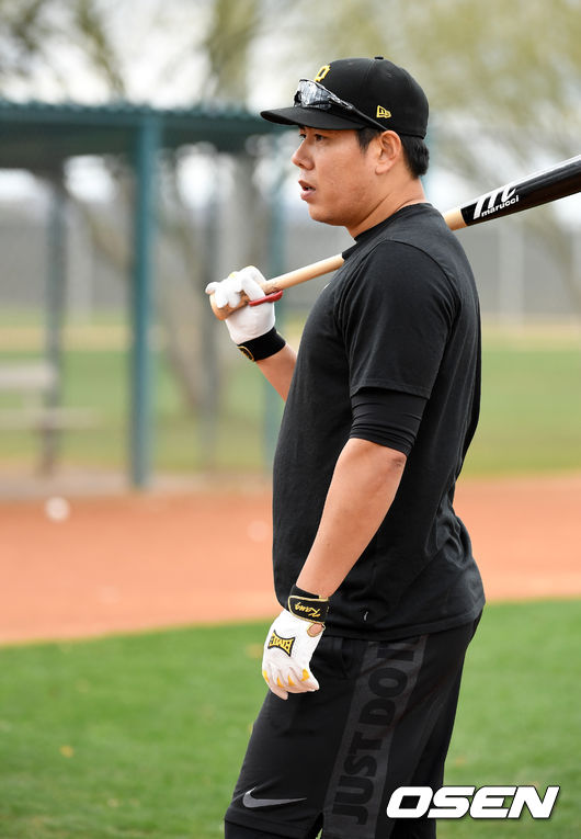 새로운 팀을 구하고 있는 강정호가 24일(한국시간) 미국 애리조나 투산 키노 스포츠콤플렉스에서 열린 KT 위즈 스프링캠프에 참가해 훈련을 하고 있다. /jpnews@osen.co.kr