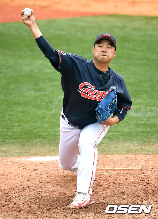 이날 경기는 원정팀이 6-1로 승리를 거뒀다.롯데 투수 송승준이 힘차게 공을 뿌리고 있다. / dreamer@osen.co.kr