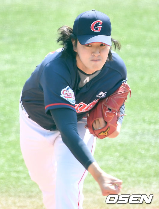 3일 오후 경상남도 김해 상동구장에서 롯데 자이언츠의 자체 청백전 경기가 열렸다.6회말 마운드에 오른 롯데 투수 김원중이 힘차게 공을 뿌리고 있다. / dreamer@osen.co.kr