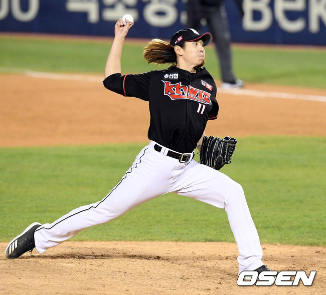 KT 이대은이 역투하고 있다. /cej@osen.co.kr