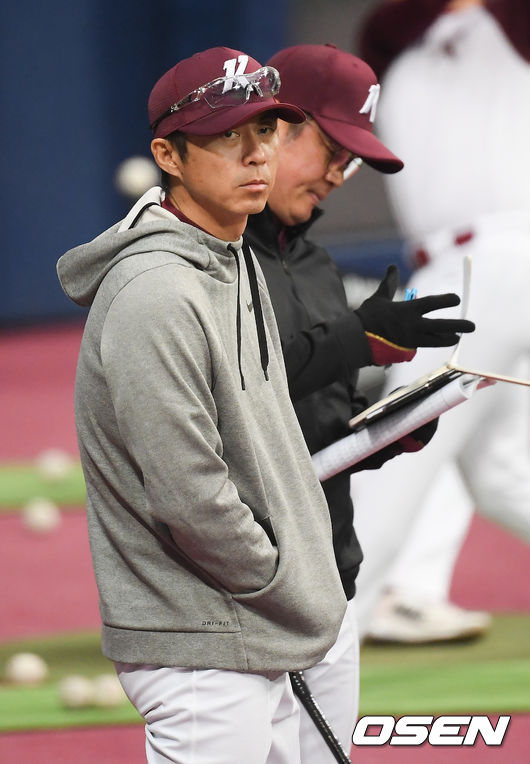 손혁 감독이 선수들의 훈련을 지켜보고 있다. /   soul1014@osen.co.kr