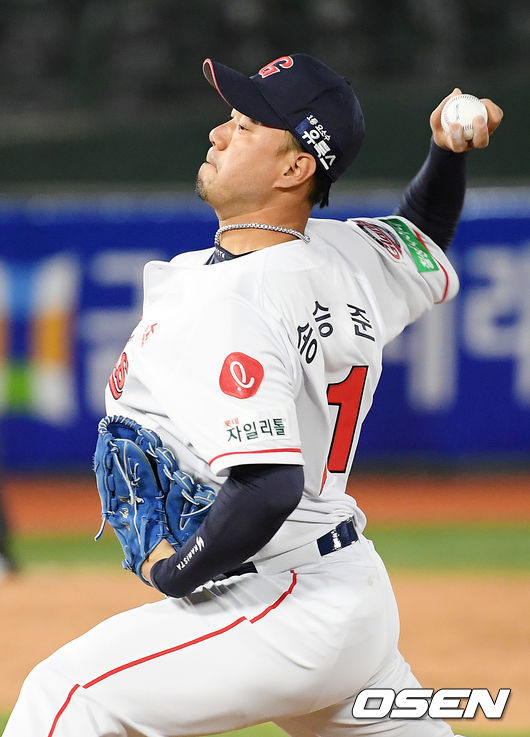  5회초 마운드에 오른 롯데 송승준이 힘차게 공을 뿌리고 있다. / rumi@osen.co.kr