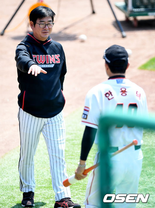 경기에 앞서 LG 류중일 감독과 한화 한용덕 감독이 인사를 나누고 있다./ksl0919@osen.co.kr