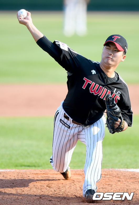 29일 LG가 한화를 꺾고 연습경기 3연패를 끊었다. 이로써 LG는 교류전 연습경기 첫 승 이후 3연패를 끊었다. 2승3패. 반면 한화는 3패2무로 5경기째 승리를 신고하지 못했다. 한화는 5월1일 수원 KT전 교류전 마지막 경기에서 첫 승을 노린다. 이날 LG는 한화를 상대로 4-3으로 승리했다.9회말 LG 고우석이 힘차게 공을 뿌리고 있다./ksl0919@osen.co.kr